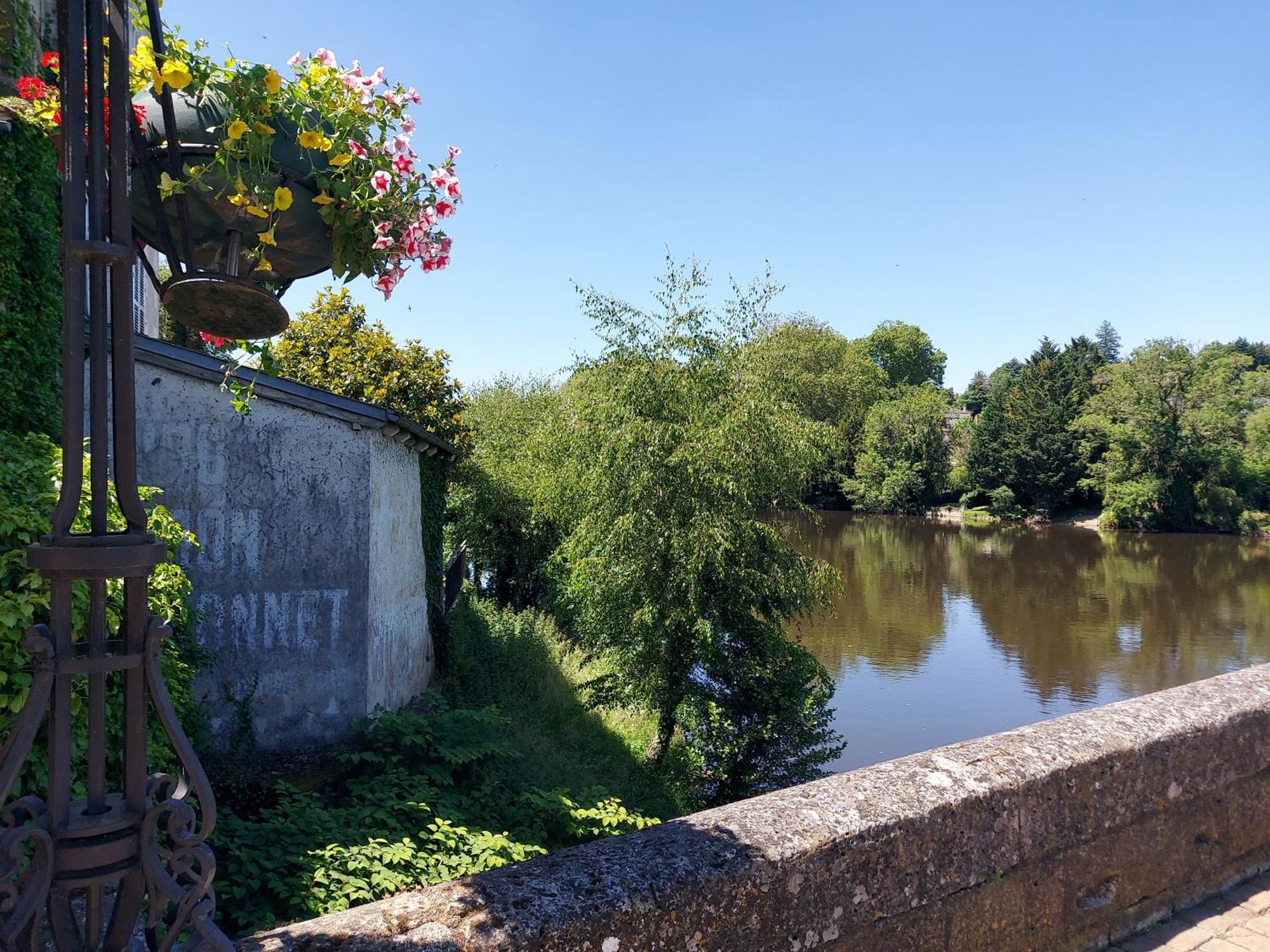 Charming Two Bedroom Gite With Beautiful Gardens Confolens Exterior foto