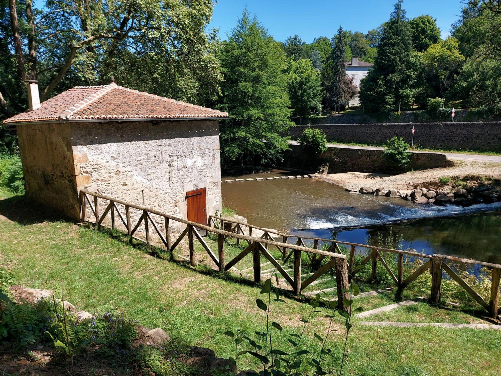 Charming Two Bedroom Gite With Beautiful Gardens Confolens Exterior foto