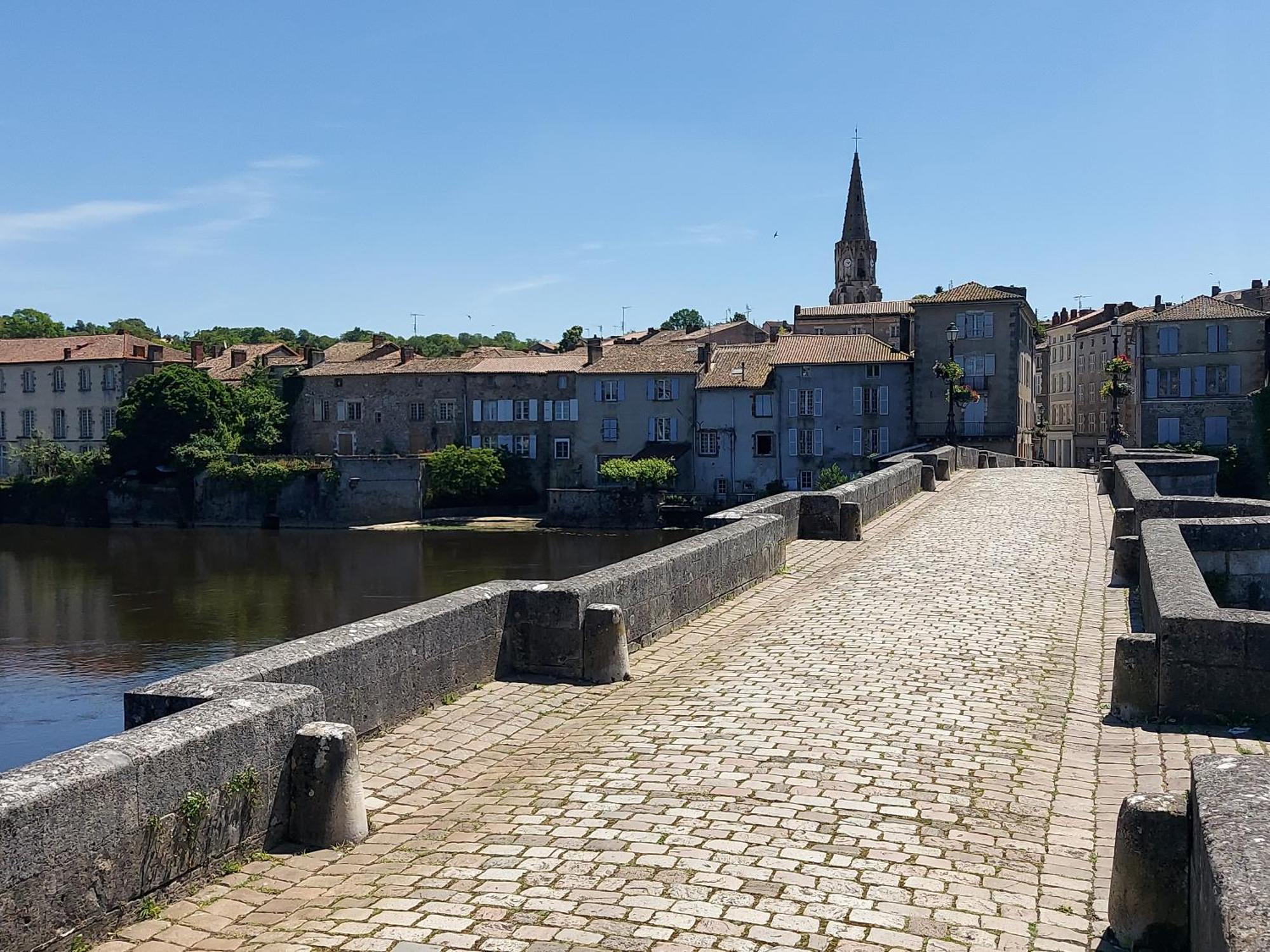 Charming Two Bedroom Gite With Beautiful Gardens Confolens Exterior foto