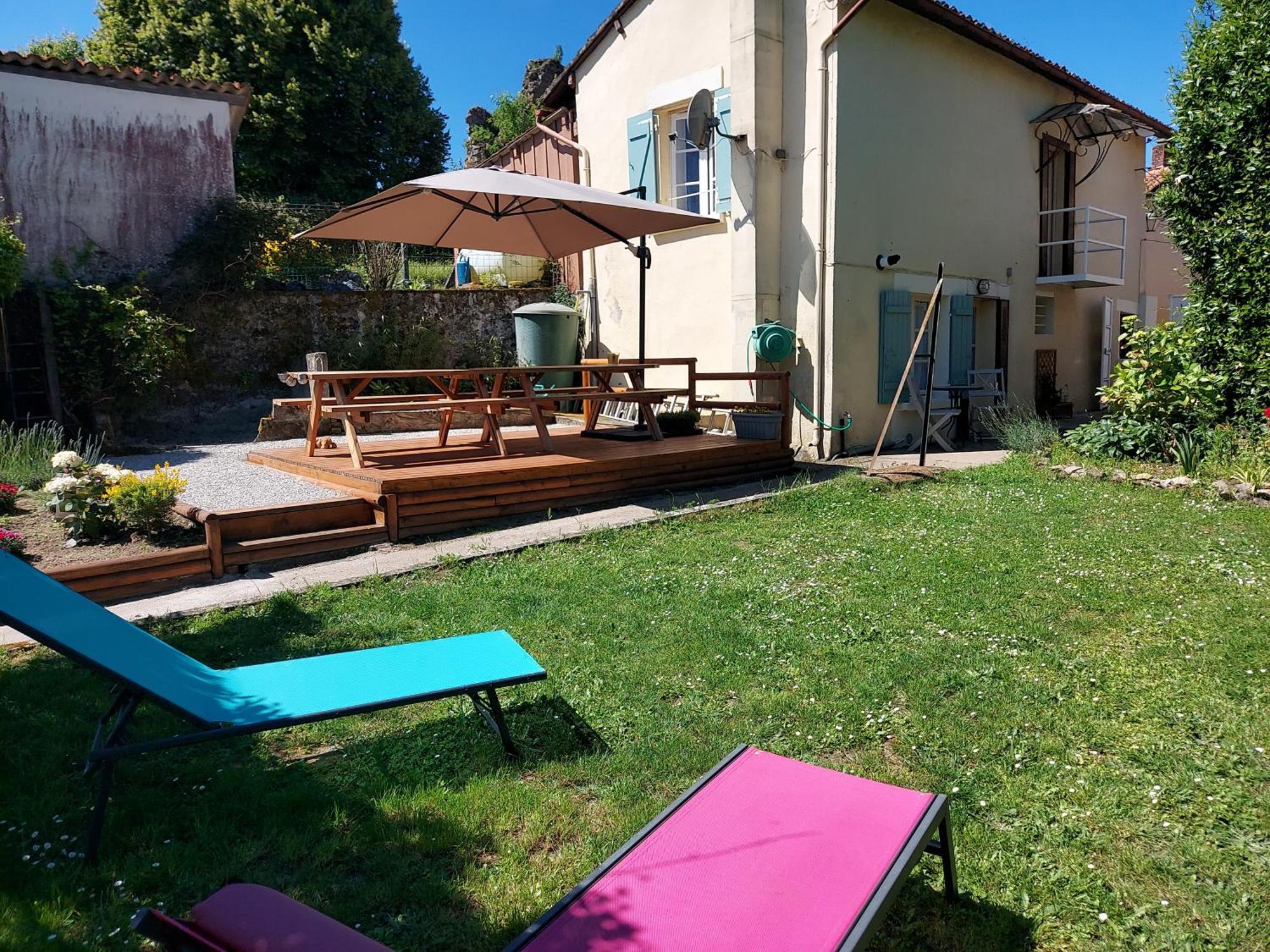 Charming Two Bedroom Gite With Beautiful Gardens Confolens Exterior foto